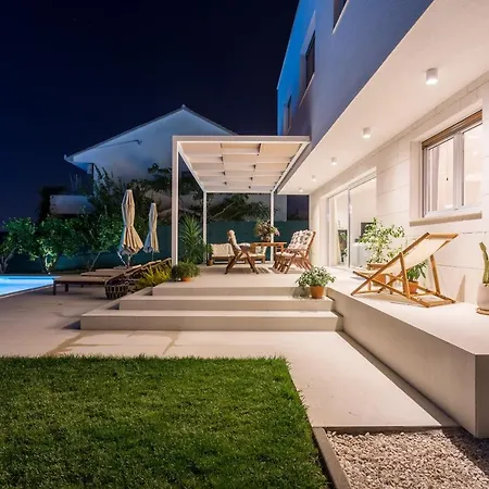 Eli - New Unique Holiday House With Swimming Pool Kaštela