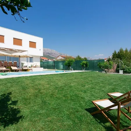 Eli - New Unique Holiday House With Swimming Pool Kaštela