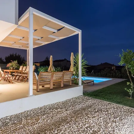 Eli - New Unique Holiday House With Swimming Pool Vila Kaštela