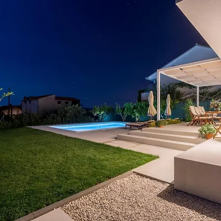 Eli - New Unique Holiday House With Swimming Pool Vila Kaštela