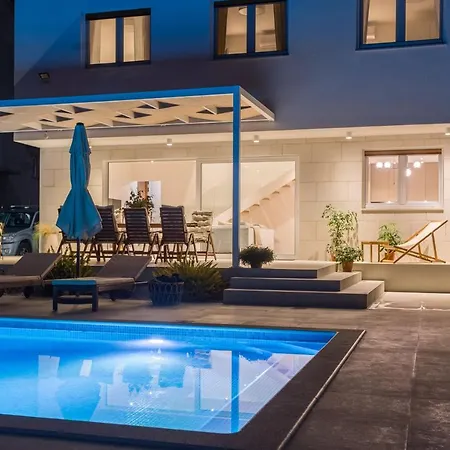 Eli - New Unique Holiday House With Swimming Pool Kaštela